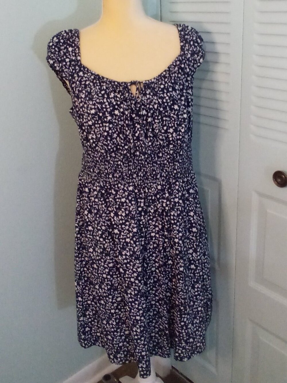 OLD NAVY LRG TALL COTTON OPEN NECK CAP SLEEVES SMOCKED WAIST DITSY FLORAL NAVY